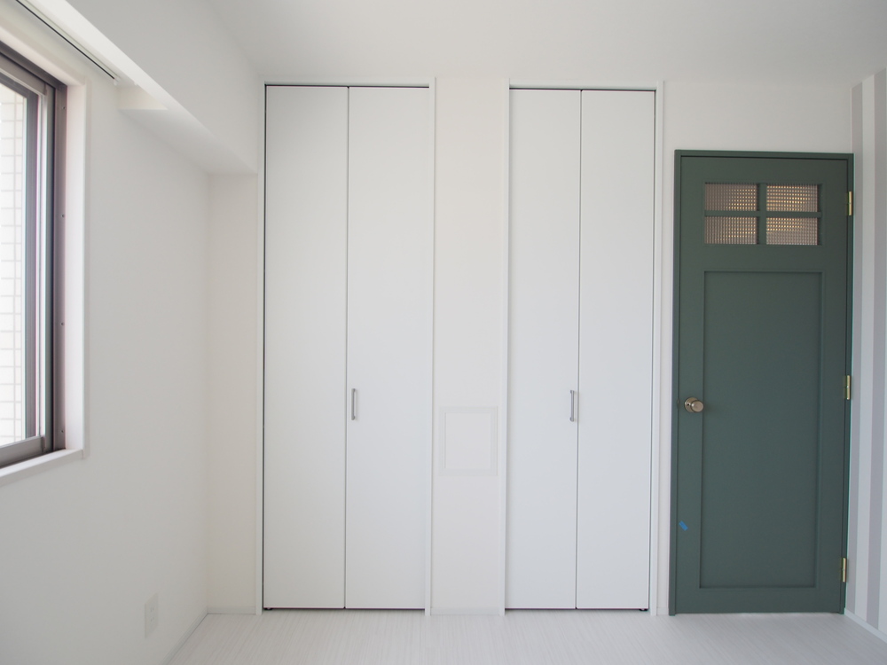 洋室1のクロゼットの扉はPanasonicの収納用建具 折れ戸 PA型」 - ココ