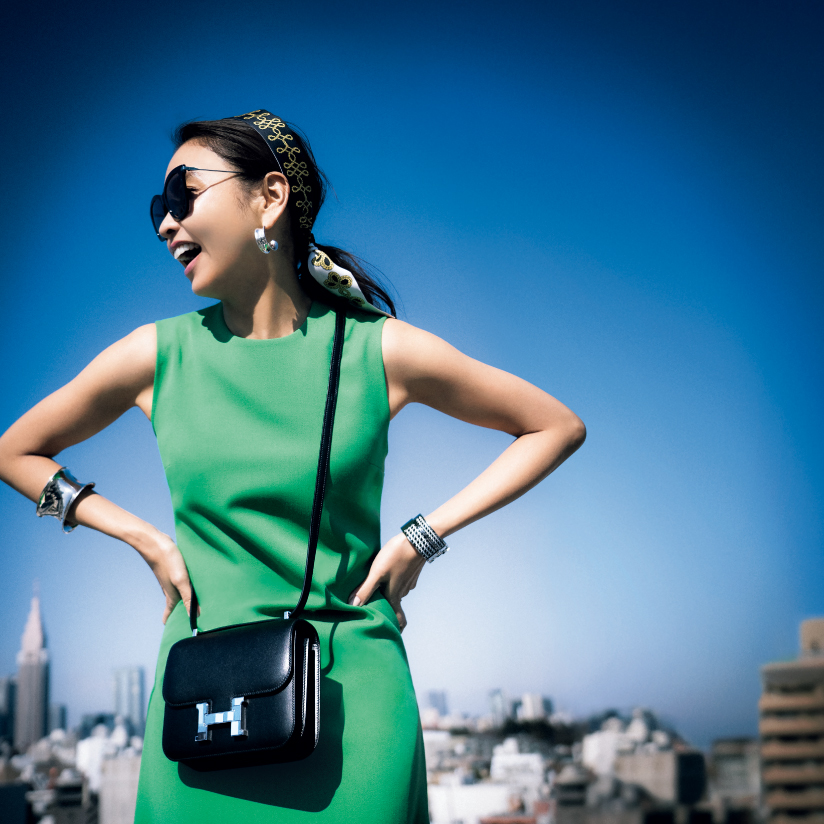 滝沢眞規子さんエルメスの名品「コンスタンス」を鮮やかワンピで