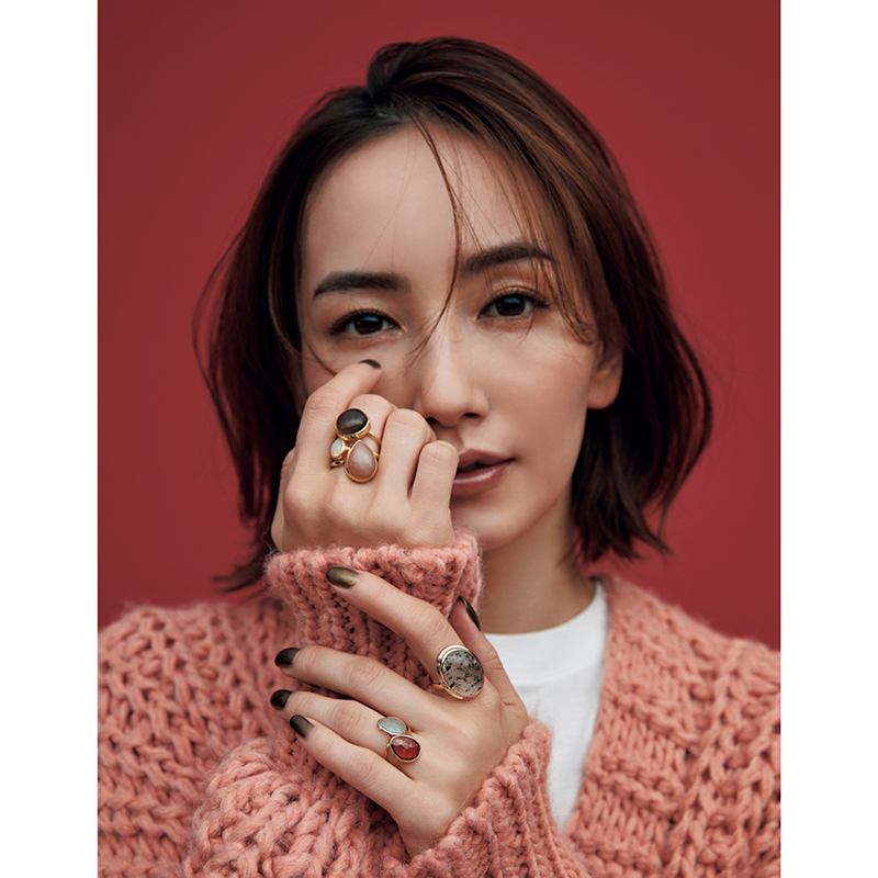 色石リングの重ね付け】がいま新鮮！コスパに楽しめる天然石に注目 | VERY