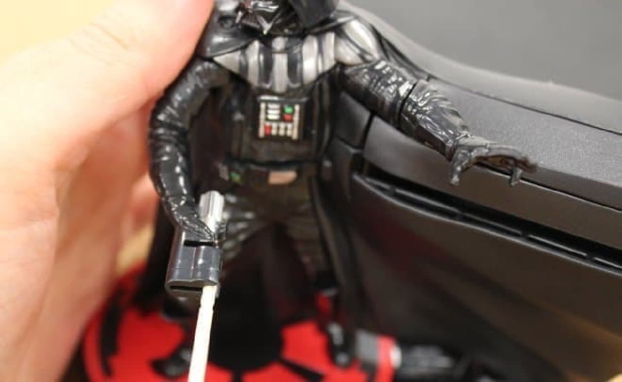 ダース・ベイダーが爪楊枝を取り出してくれる「トゥースセイバー」が