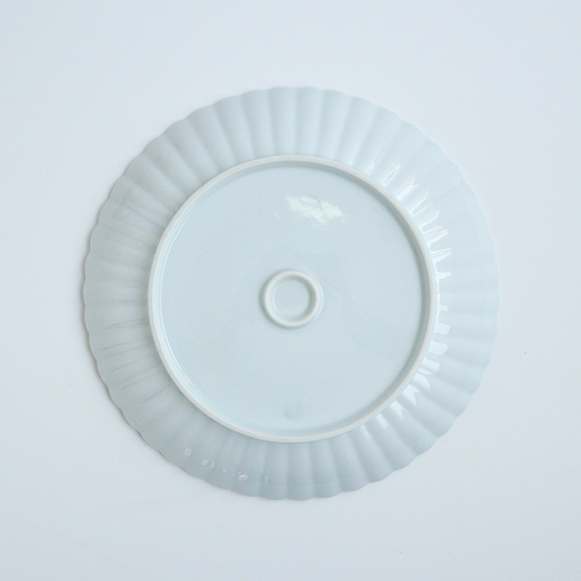 白磁菊彫 8寸皿。ワンプレートにしたり、メインを盛りつけたりと大活躍