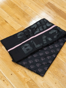 BLACKPINKとFC東京がコラボレーションしたジャカードタオルマフラー