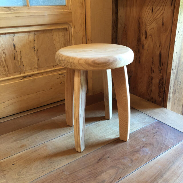 47建具屋一筋55年のおじいちゃんの手作り三本脚イス、スツール☆けやき