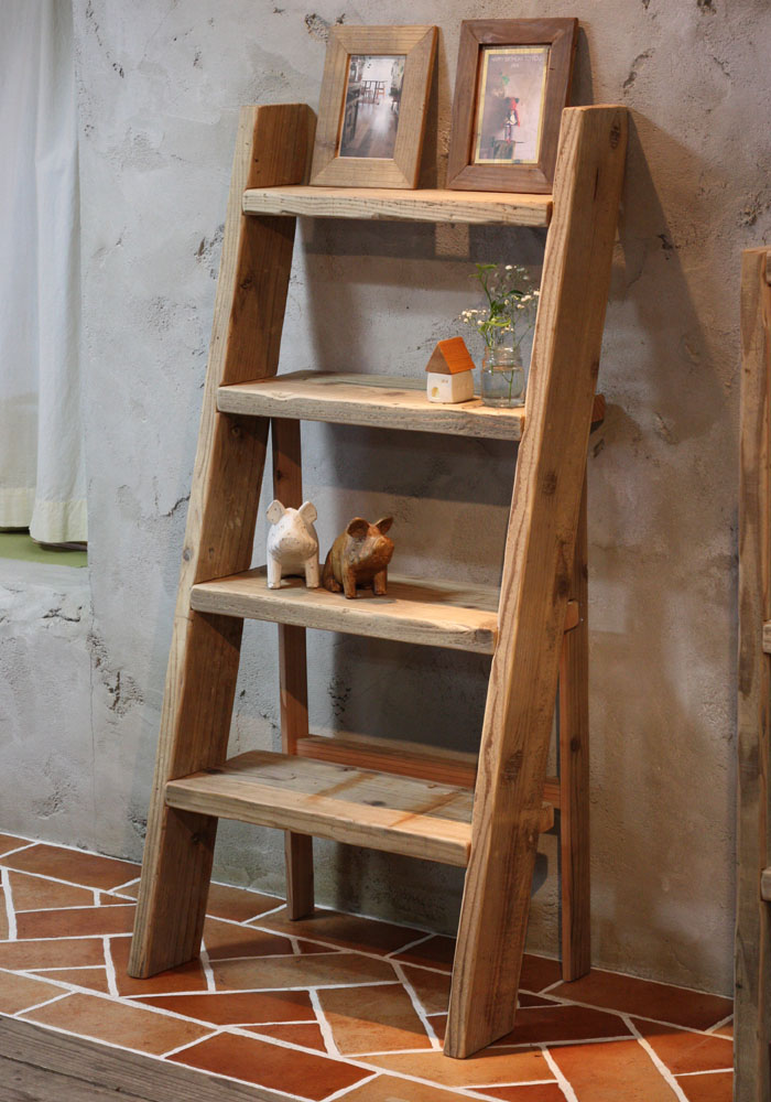 足場板古材で作られた、ほとんどセミオーダーのようなラダーシェルフ