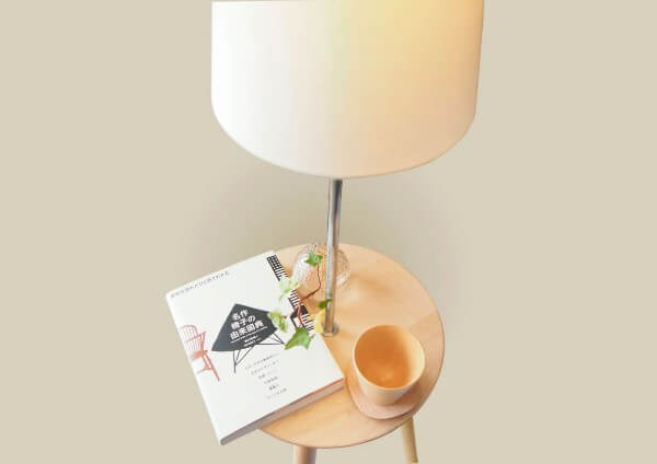 木製のフロアライトでお部屋にもっと温もりを - inzak