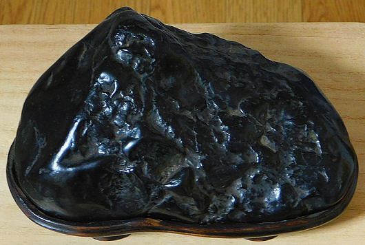 緋山酔恭「山水石美術館」 全国の水石・美石を紹介 神居古潭石 (真黒