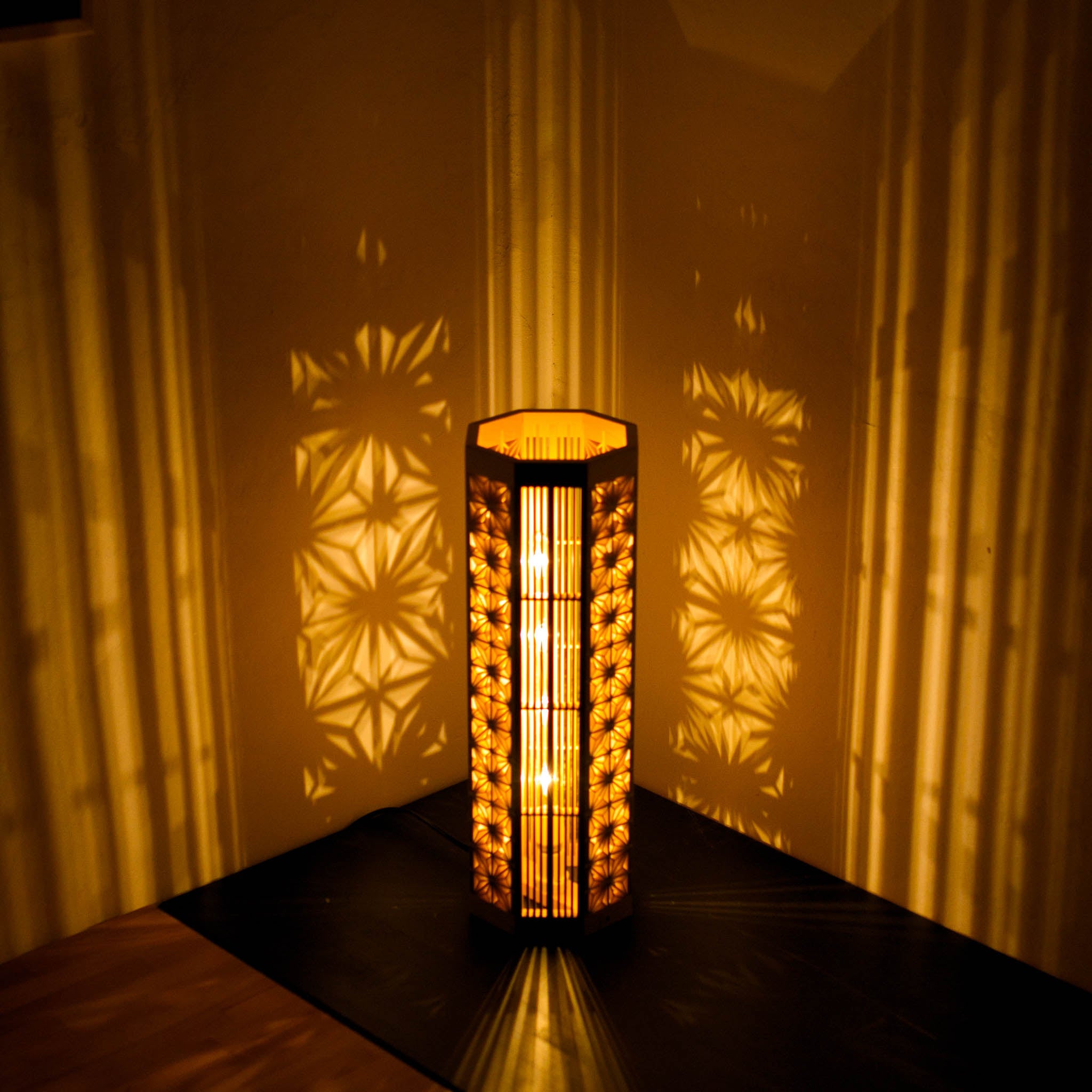 組子細工 フロアランプ | 麻の葉格子 | 木のあかり