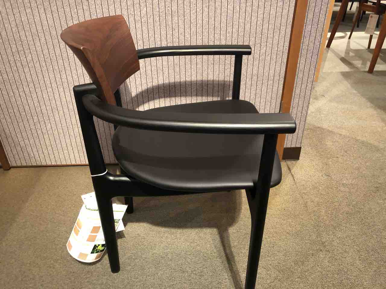 柏木工・三次元曲面で構成されたシックアームチェア・PDC02K | 住賓館