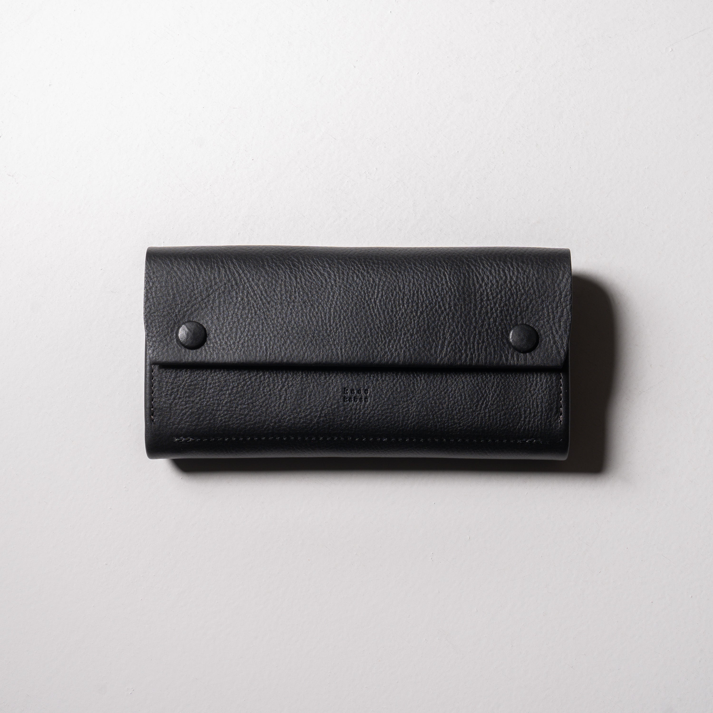 金具を隠した一枚革】ふっくらと包み込む、くるみホックの長財布