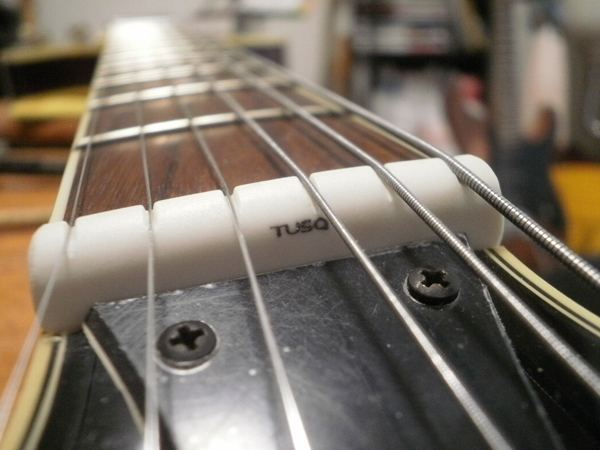 □違いは歴然！セミアコじゃなかったフルアコのナットを人工象牙「TUSQ