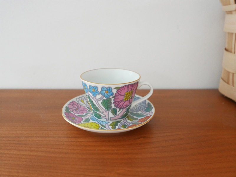 色とりどりのモチーフが華やか！ 鹿児島睦さんの描く器 | 暮らしと