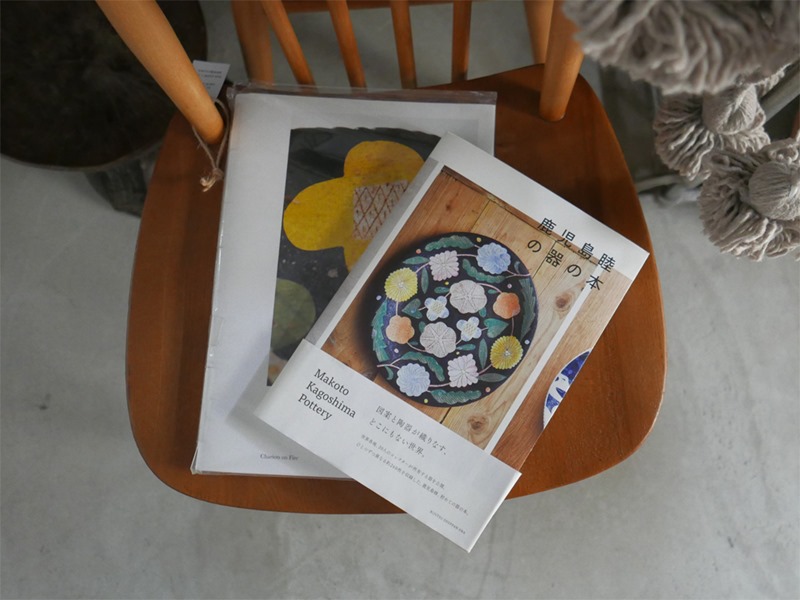 色とりどりのモチーフが華やか！ 鹿児島睦さんの描く器 | 暮らしと