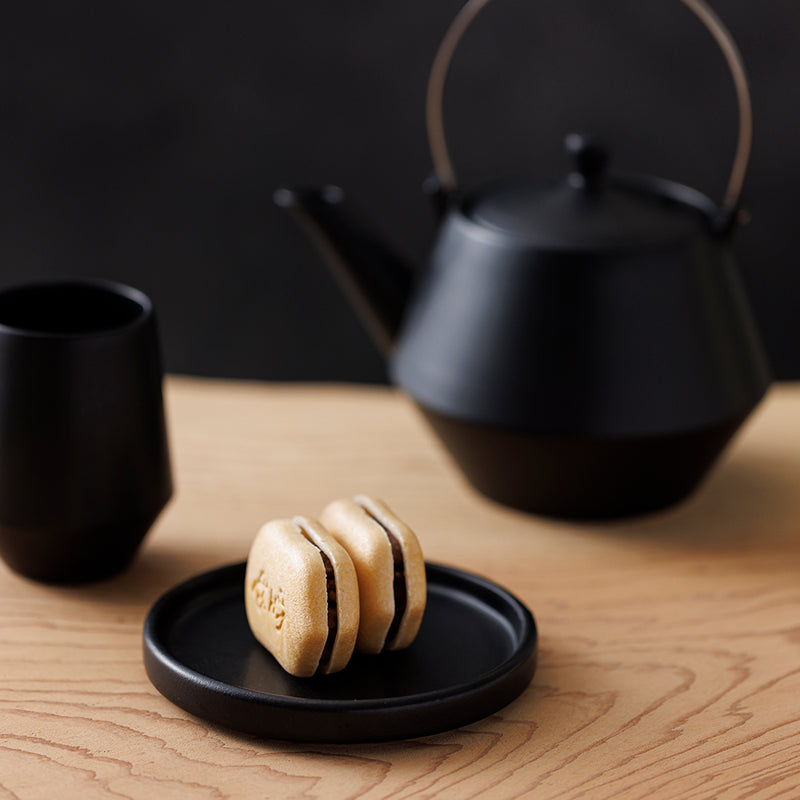 美濃焼フラットリム プレート皿 マット黒 12cm – kuros.style