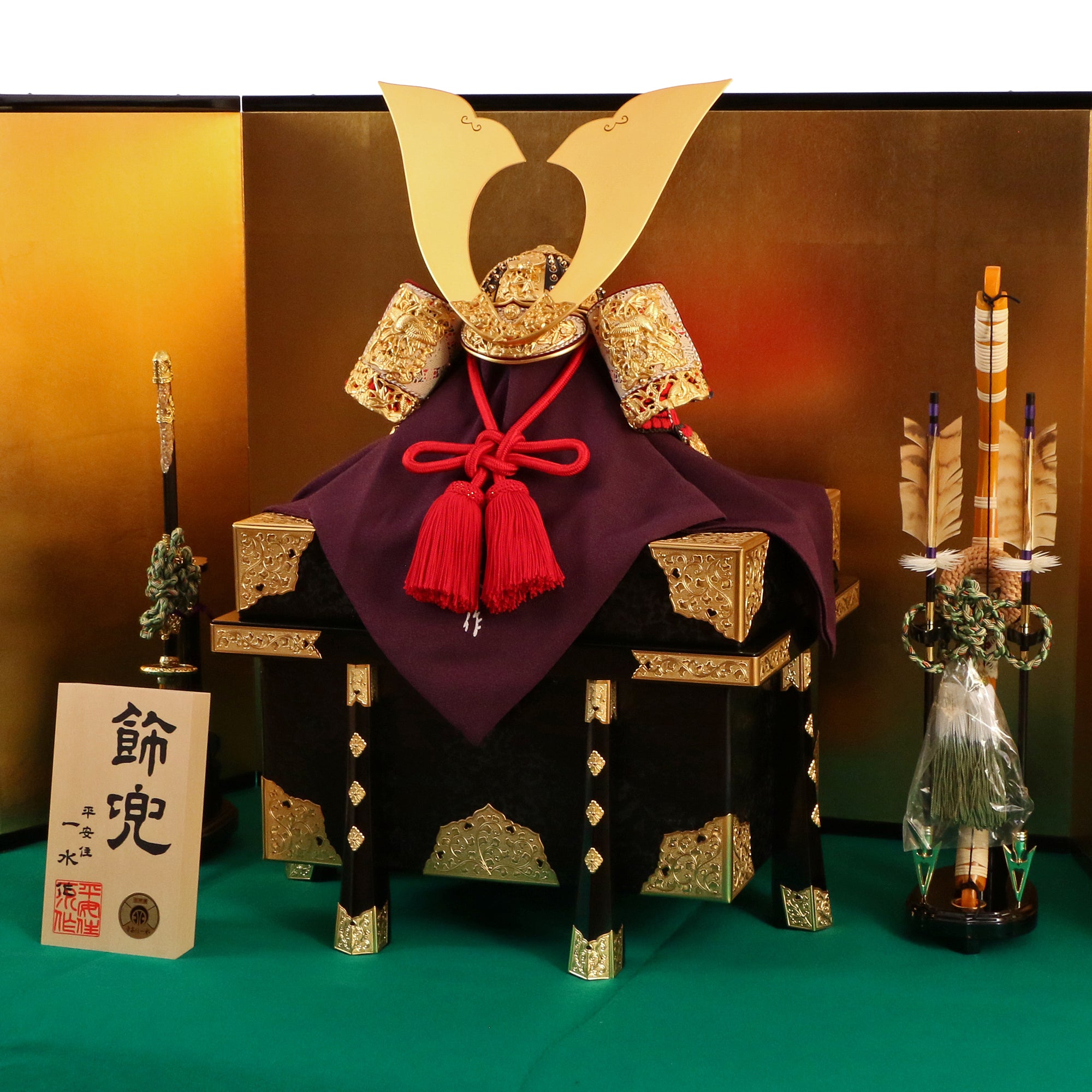 飾兜 極上13号 黒小札 赤糸縅 竹雀錺 – 平安住一水｜京都甲冑株式会社