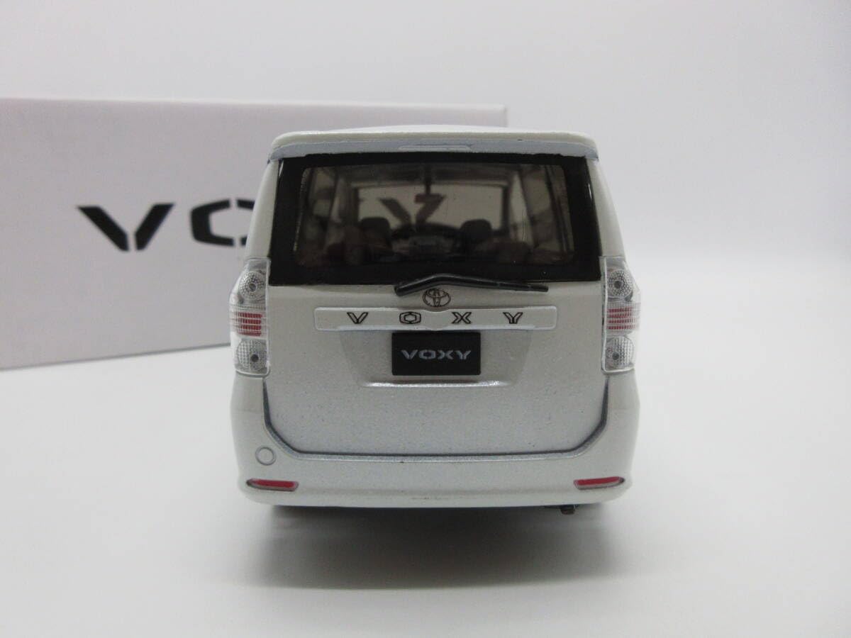 Amazon | 1/24 ミニカー 2代目ヴォクシー VOXY 70系 前期 非売品