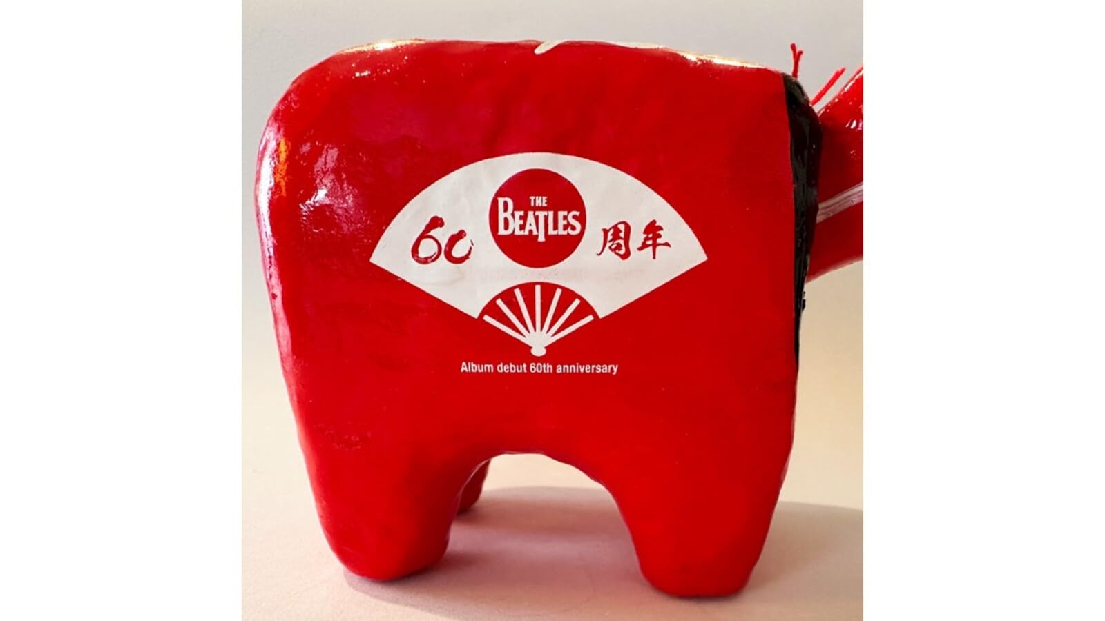 Amazon | 【THE BEATLES×日本伝統工芸品】赤べこ 15cm (赤) | 民芸品