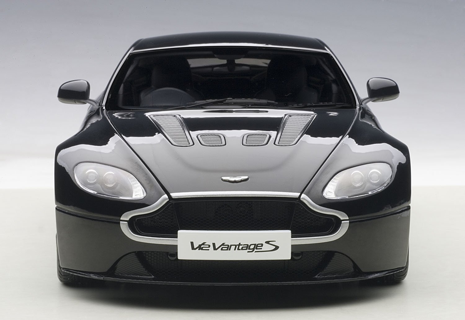 Amazon | AUTOart 1/18 アストンマーチン V12 ヴァンテージ S 2015