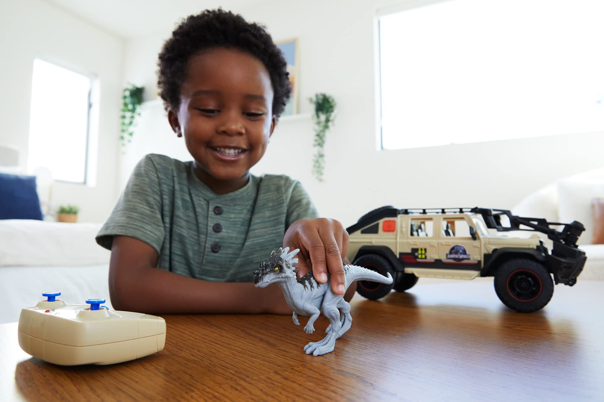 Amazon.com: Matchbox RC Jurassic World Dominion Jeep Gladiator, 6