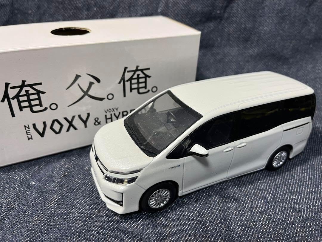 VOXY 1/30色 見本ミニカー ホワイトパールクリスタルシャイン トヨタ