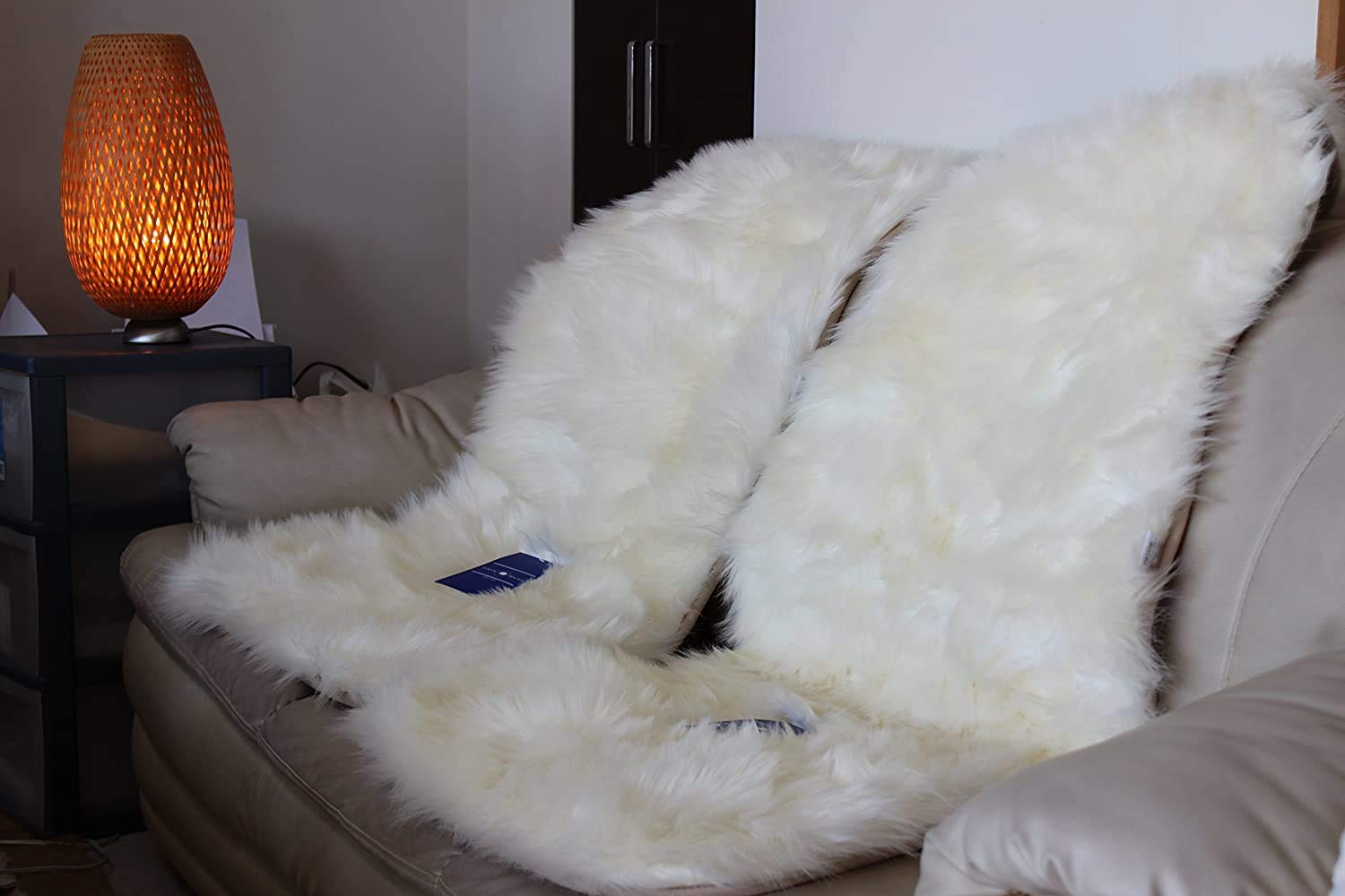 Amazon | ムートンラグ フェイク シープスキン 1.5匹 ムートン