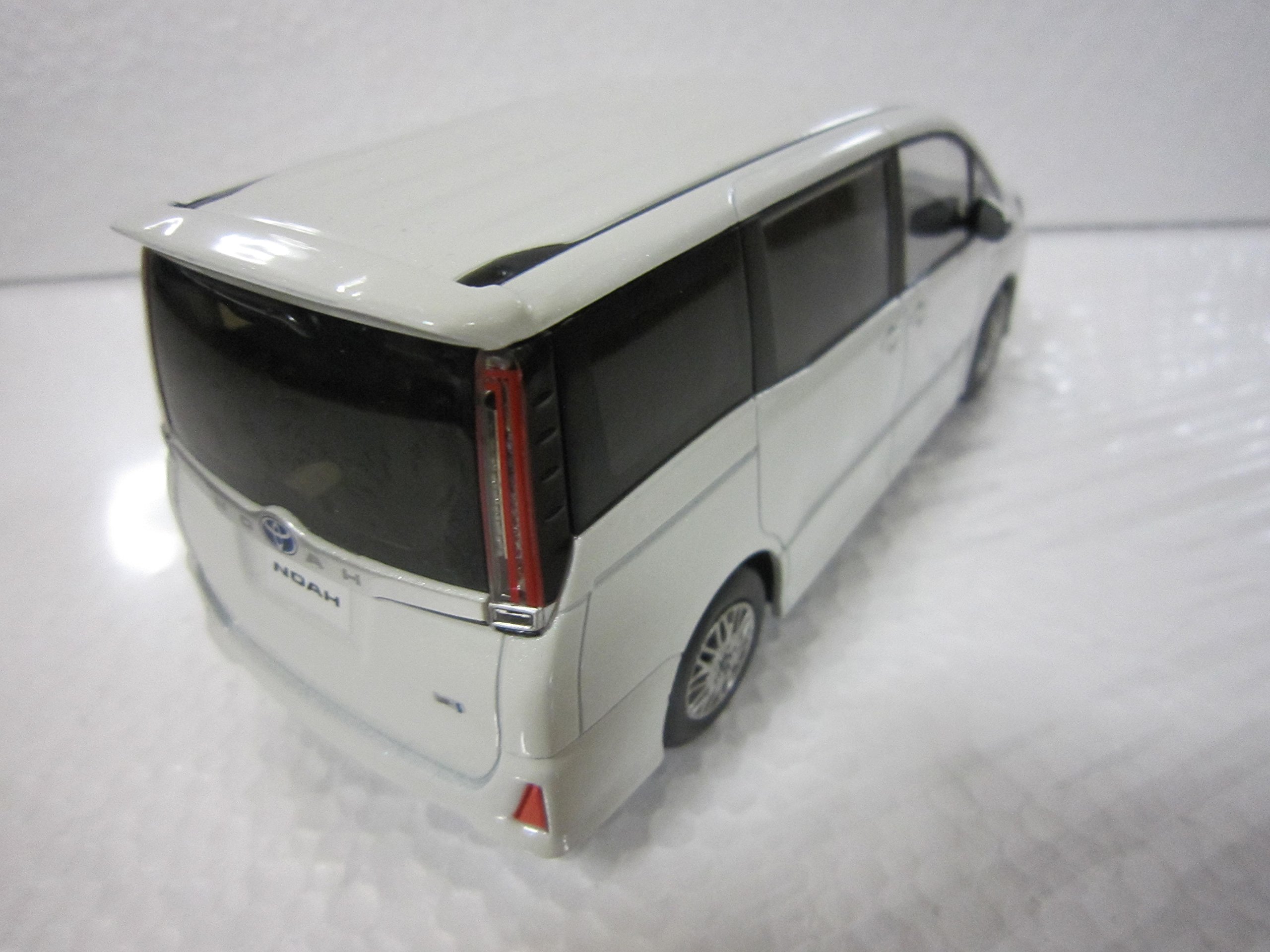 Amazon | トヨタ 1/30 オフィシャルミニカー 新型 ノア NOAH カラー