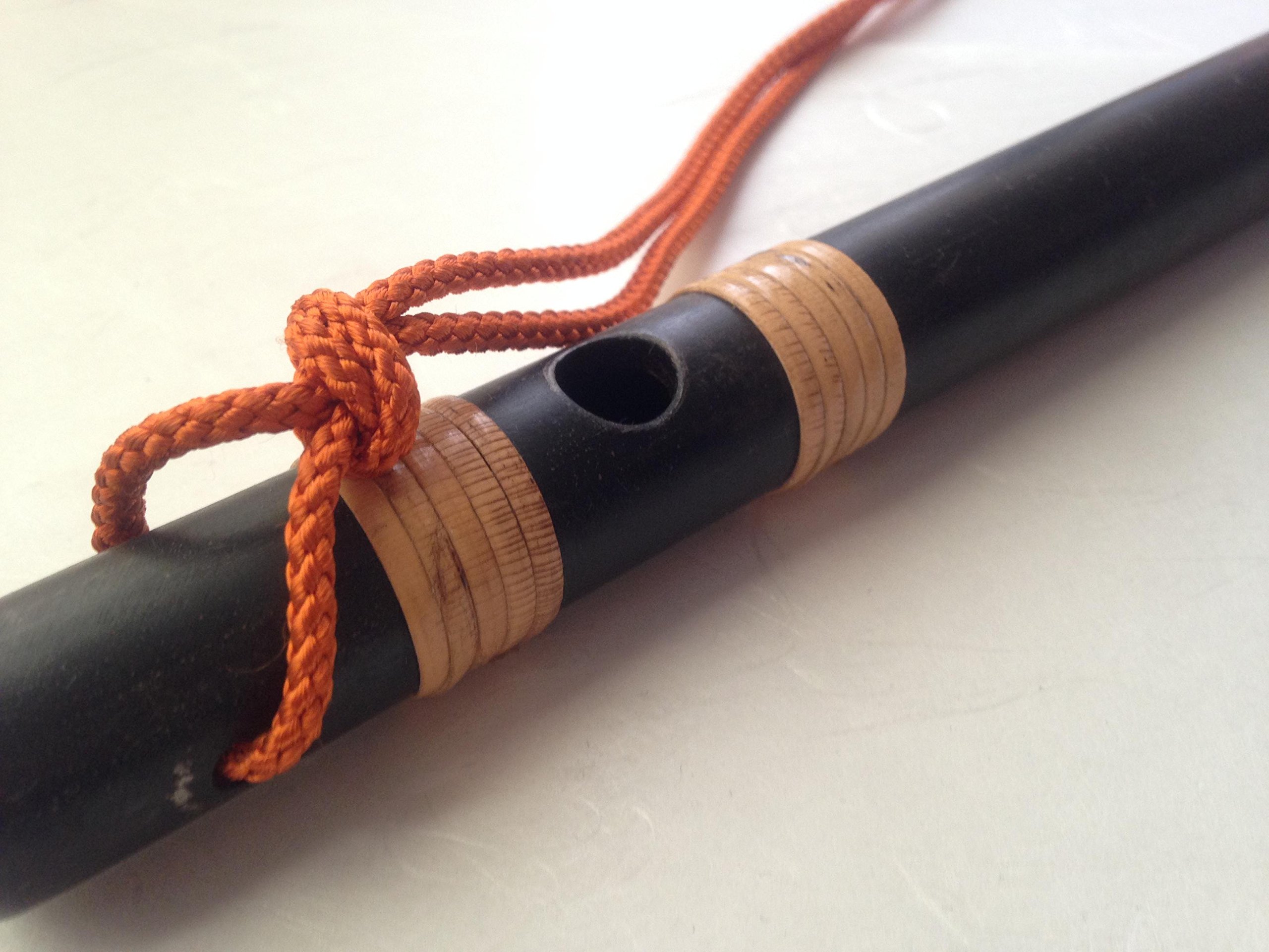 Amazon | 鋼製 本格古武具 鉄笛 七孔篠笛 手解き房付 楽器演奏可能