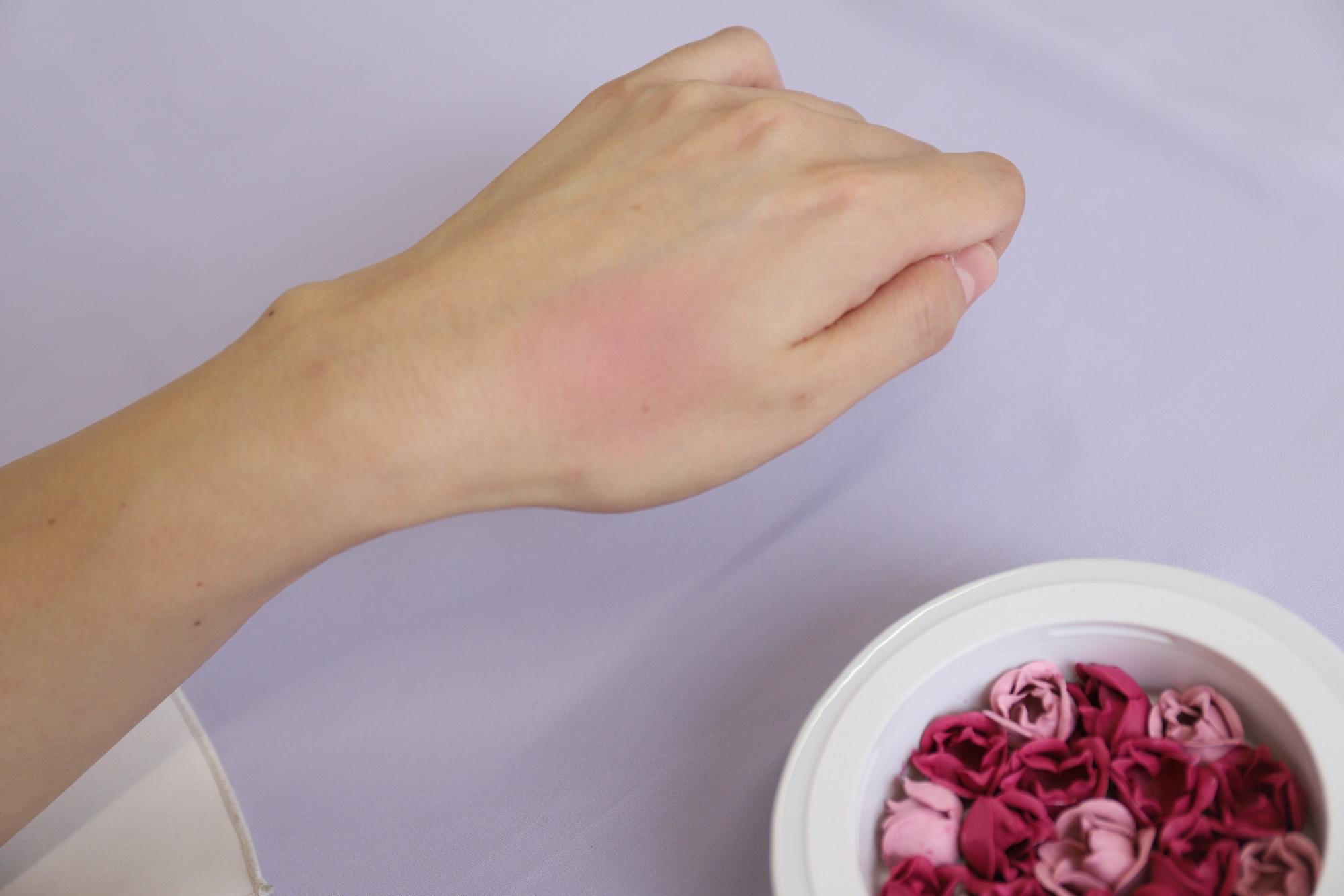 レ・メルヴェイユーズ ラデュレから、優雅なスワンのポットに入った