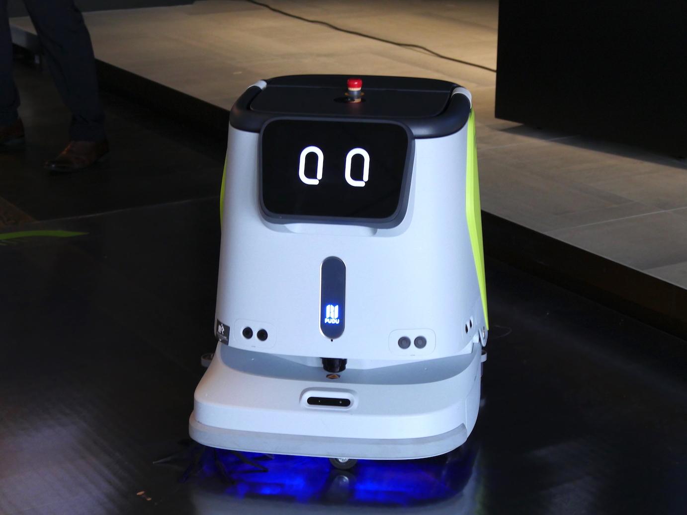 ガストの「ネコ型配膳ロボ」手がける中国発企業が「清掃」に参入、汚水