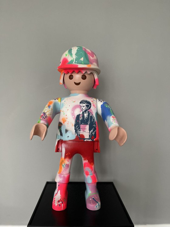 ▷ Playmobil XXL by Ruslan Minzhynskii, 2022 | Collage Sculpture