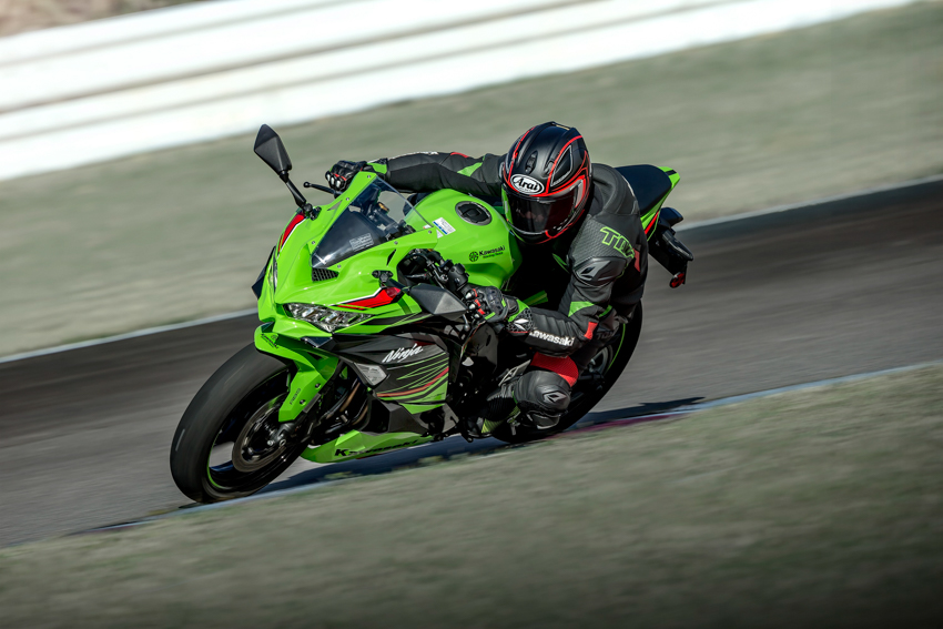 心地よい排気音”にベテランライダーも納得！400ccスーパースポーツの