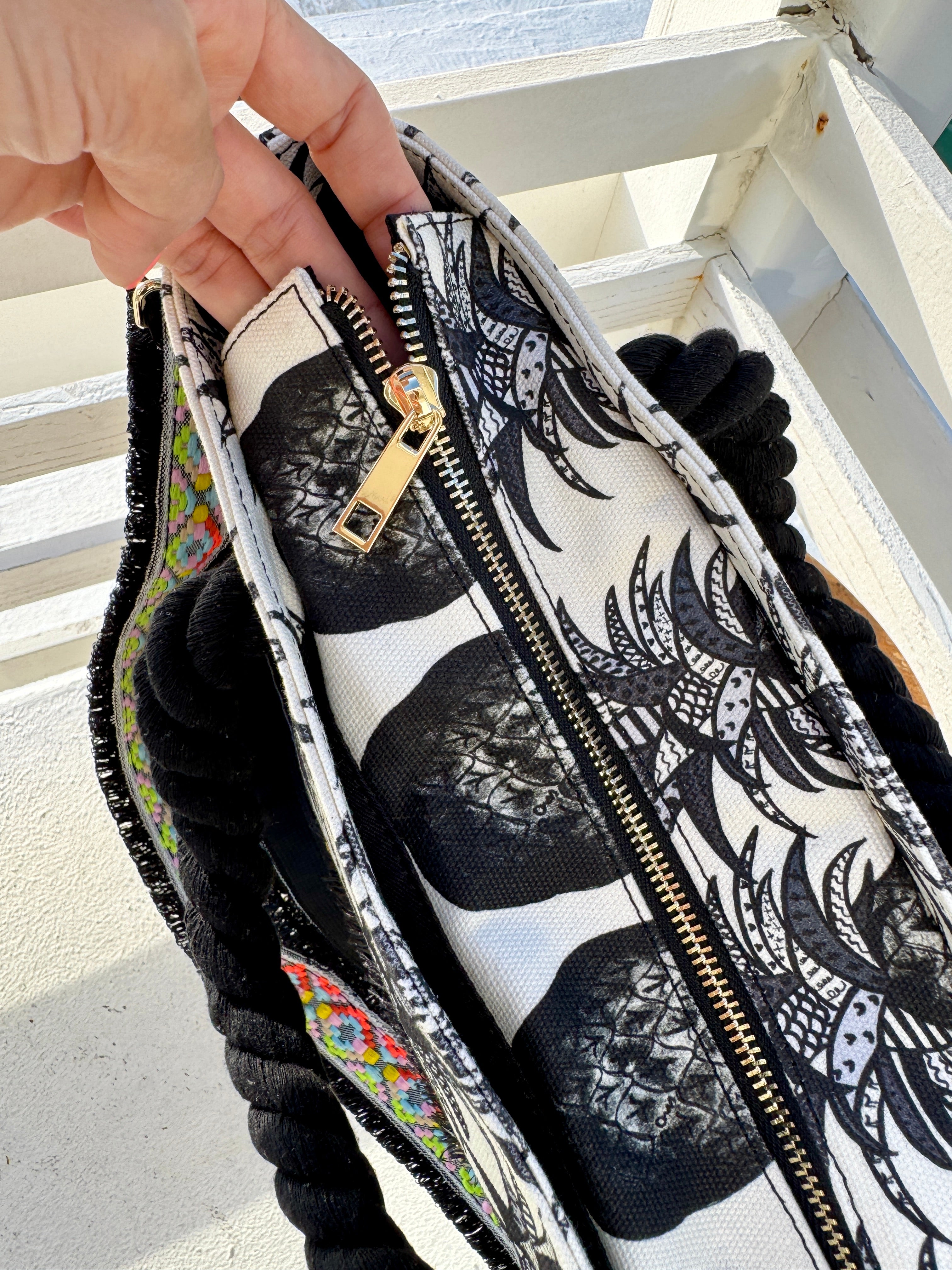 TBSサンジャポで紹介されたブラックパイントートバッグ