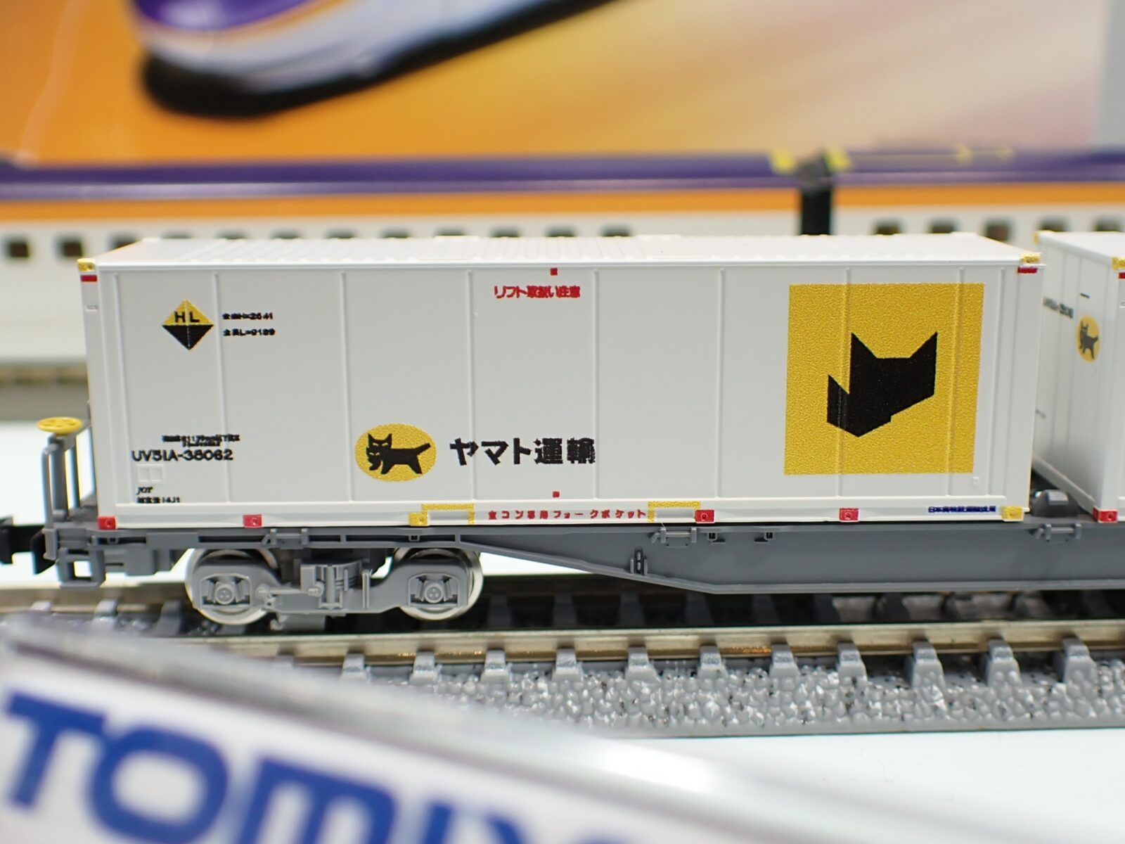 TOMIX JR コキ107形貨車（新塗装・ヤマト運輸コンテナ付）8756