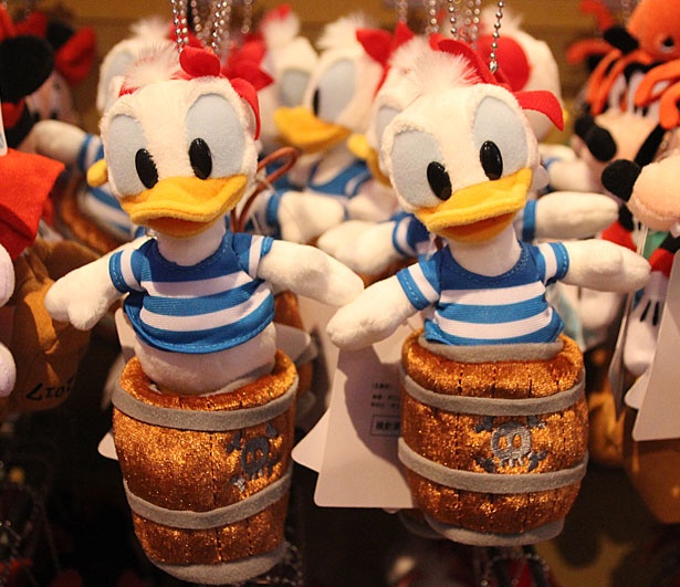 ダッフィーにパイレーツ！この夏TDSでゲットしたい「ぬいぐるみバッジ