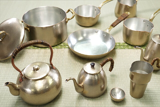 親子で紡ぐ伝統工芸の歴史、シンプルで美しい「富貴堂」の燕鎚起銅器