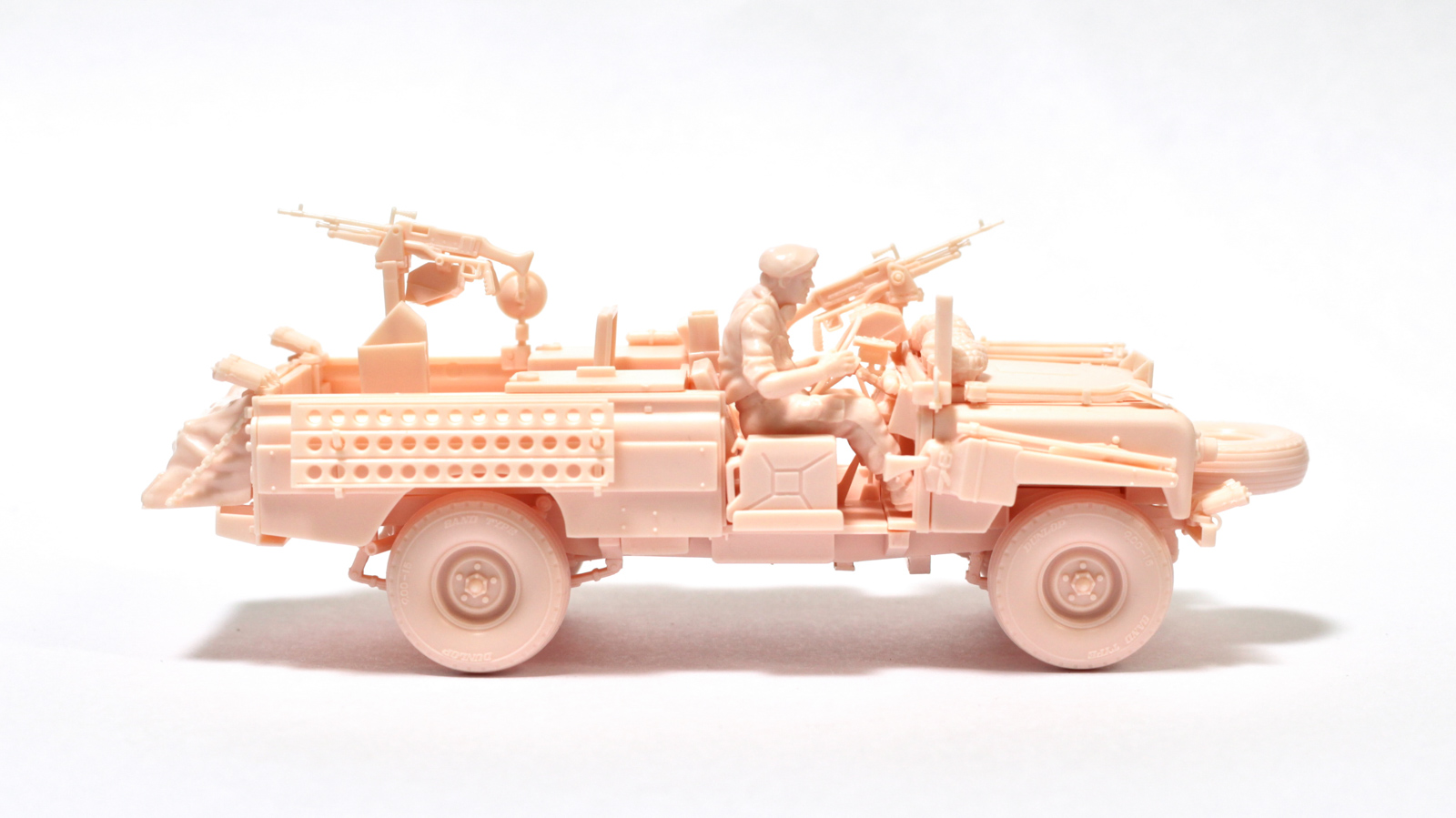 頼り甲斐のある道具と進む。／タミヤ SASランドローバー（ピンク