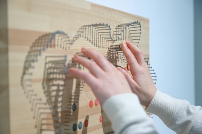 佐々木類の新作ガラス作品個展へ。夜オープンのギャラリーでロマンスに