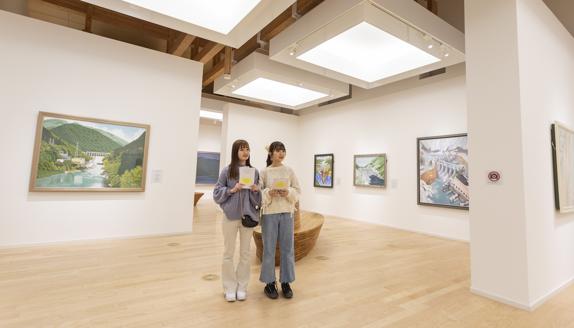 大型ステンドグラス(只見川ギャラリー 内)｜東北電力奥会津水力館