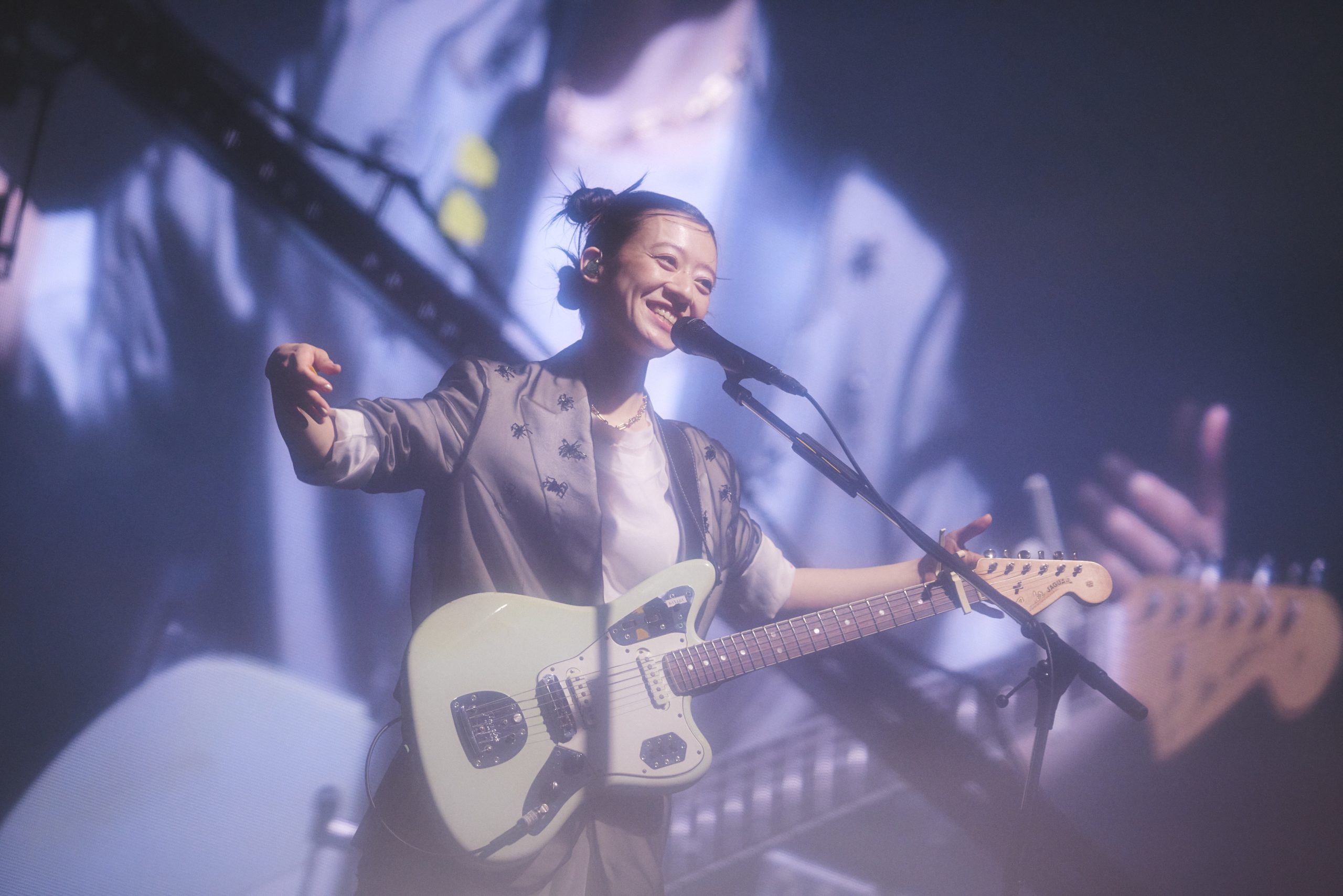 羊文学、初の横浜アリーナ公演にあった温かな空気。そして3人が見せた