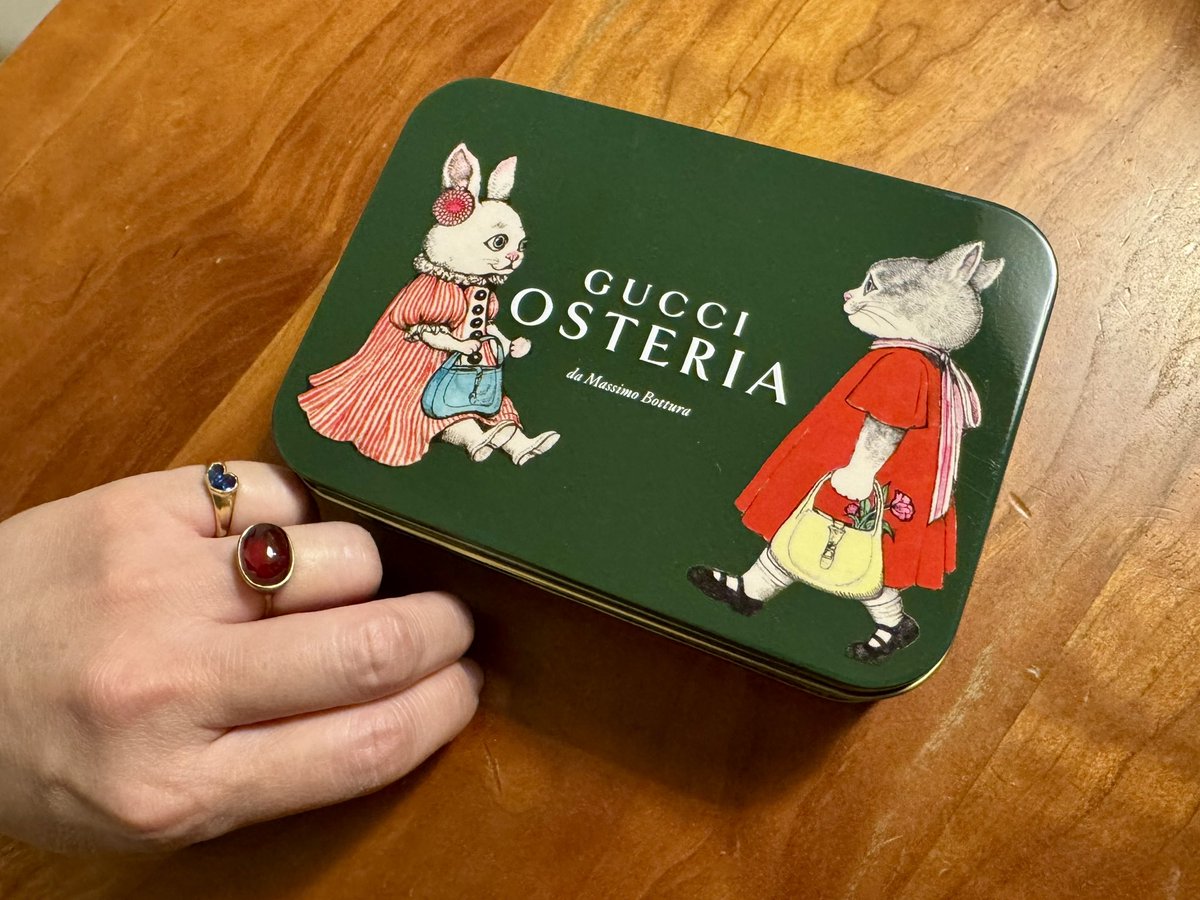 GUCCIオステリアとヒグチユウコさんコラボのクッキー缶。 自分への