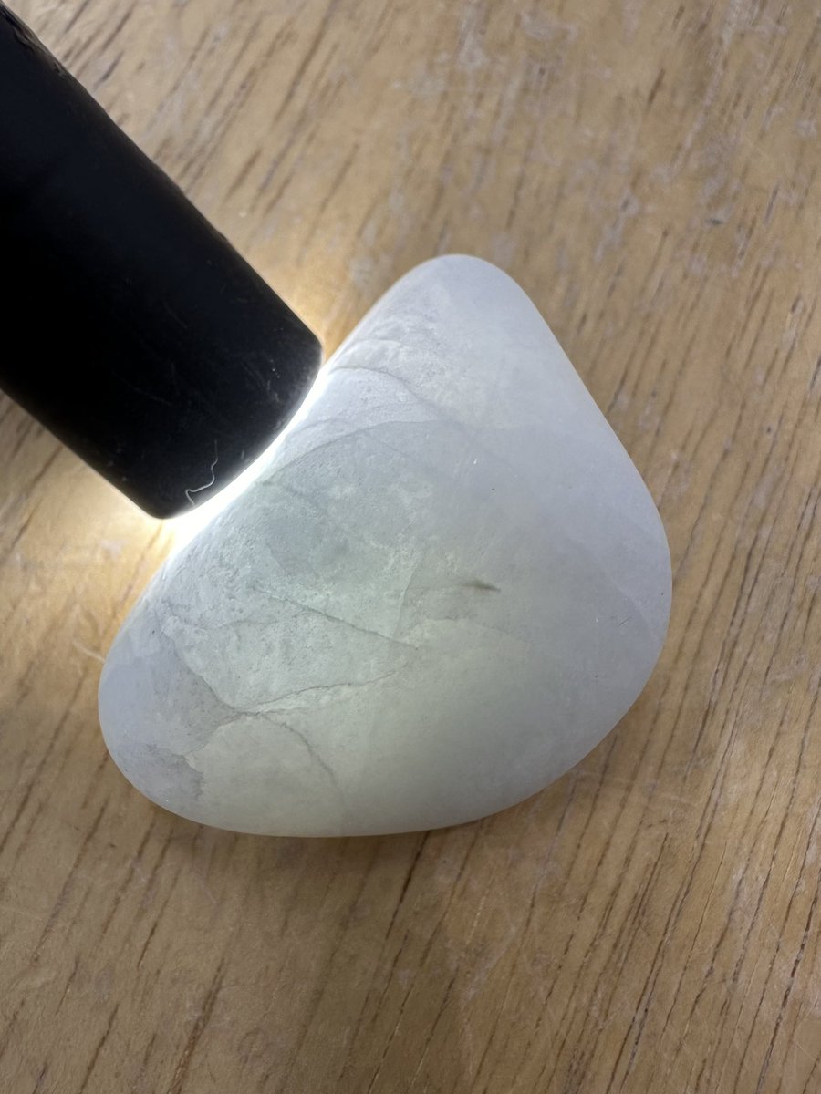 今日のヒスイは、 翡翠の基本色「白翡翠」です😁 翡翠本来は白(翡翠