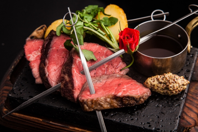 ヴァンパイアの館で晩餐会！熟成肉の串刺しステーキや真紅の薔薇の