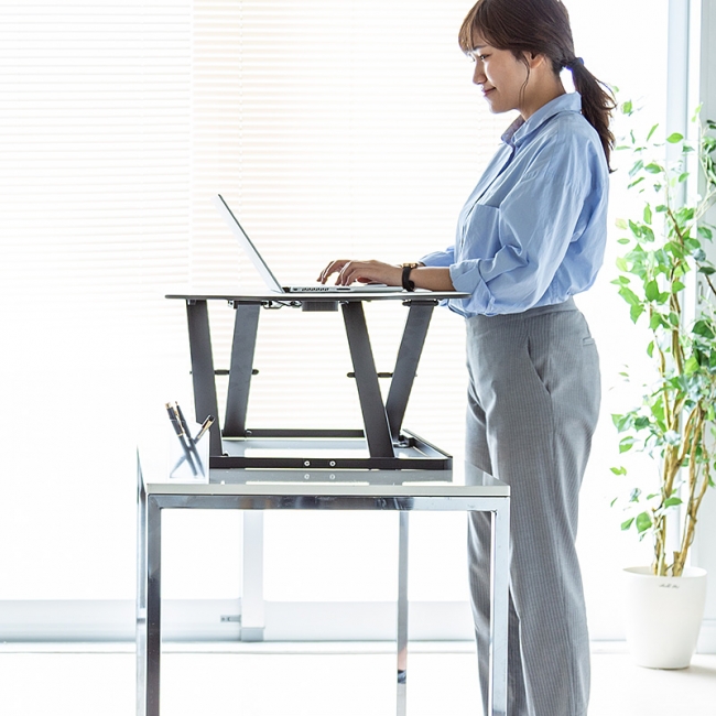 今あるデスクに上下昇降機能を追加できる薄型スタンディングデスクを9