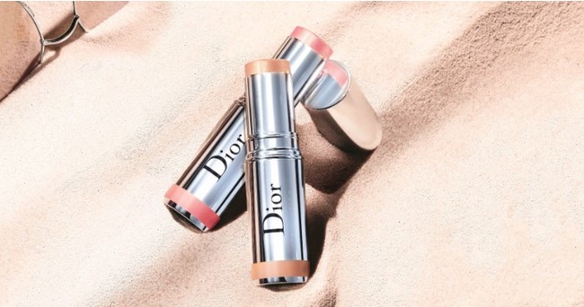 太陽の日差しや砂が描く波、地平線に広がる青空からインスパイアされた