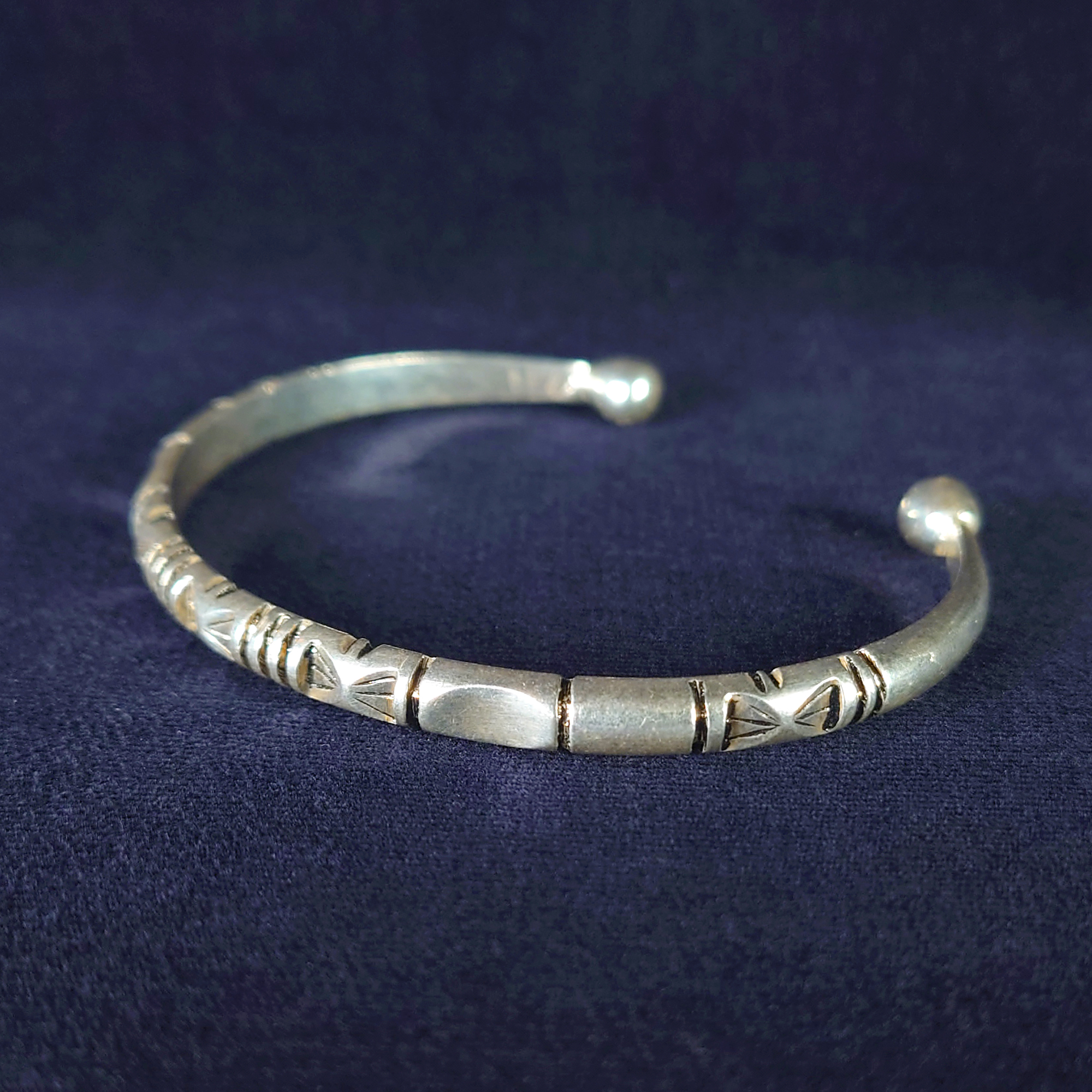 モロッコ直輸入 手彫りバングル – トゥアレグ族の蝶文様シルバー