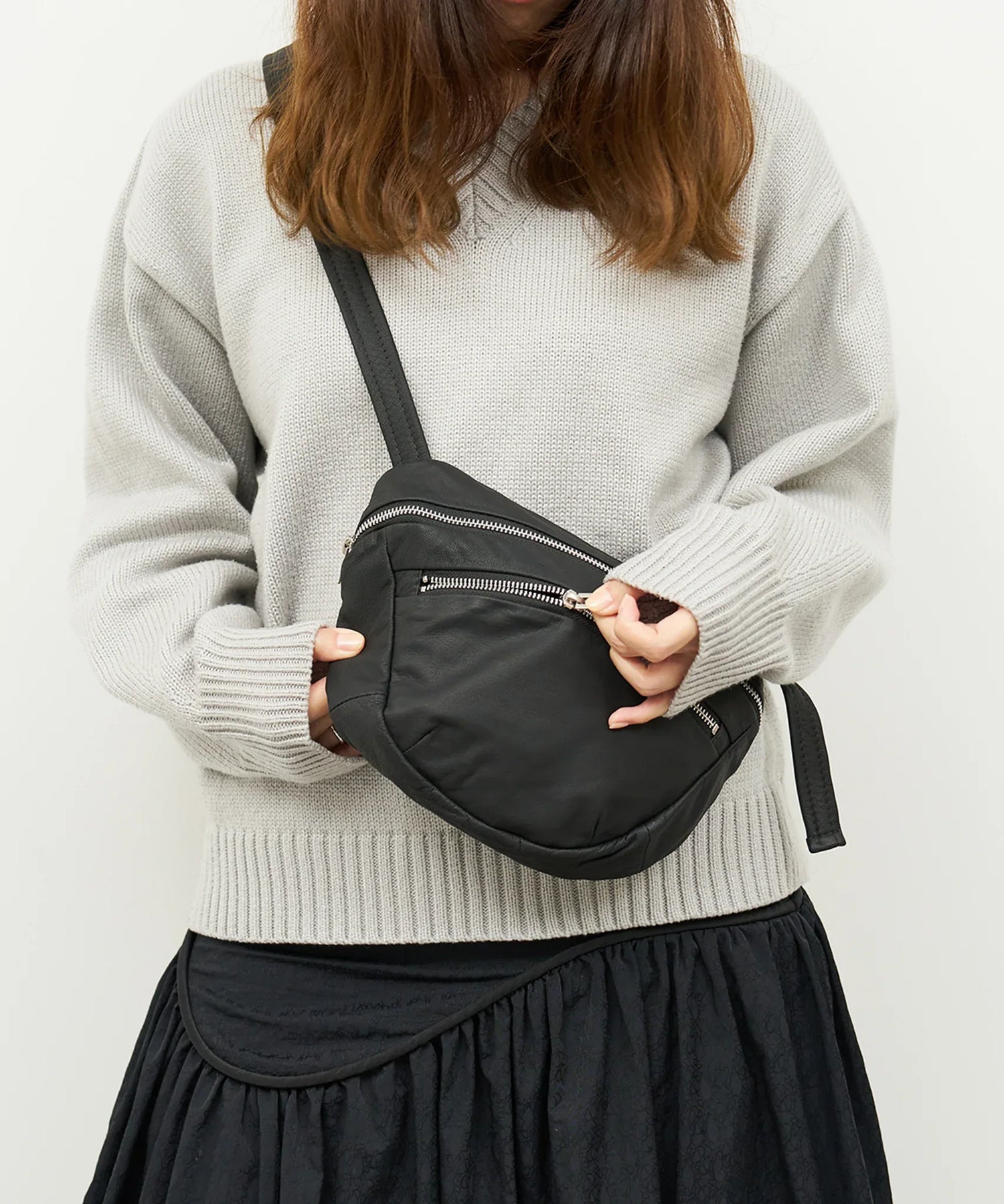 柔らかくて丸みのあるやぎ革ショルダーバッグ - ファスナー付きボディ