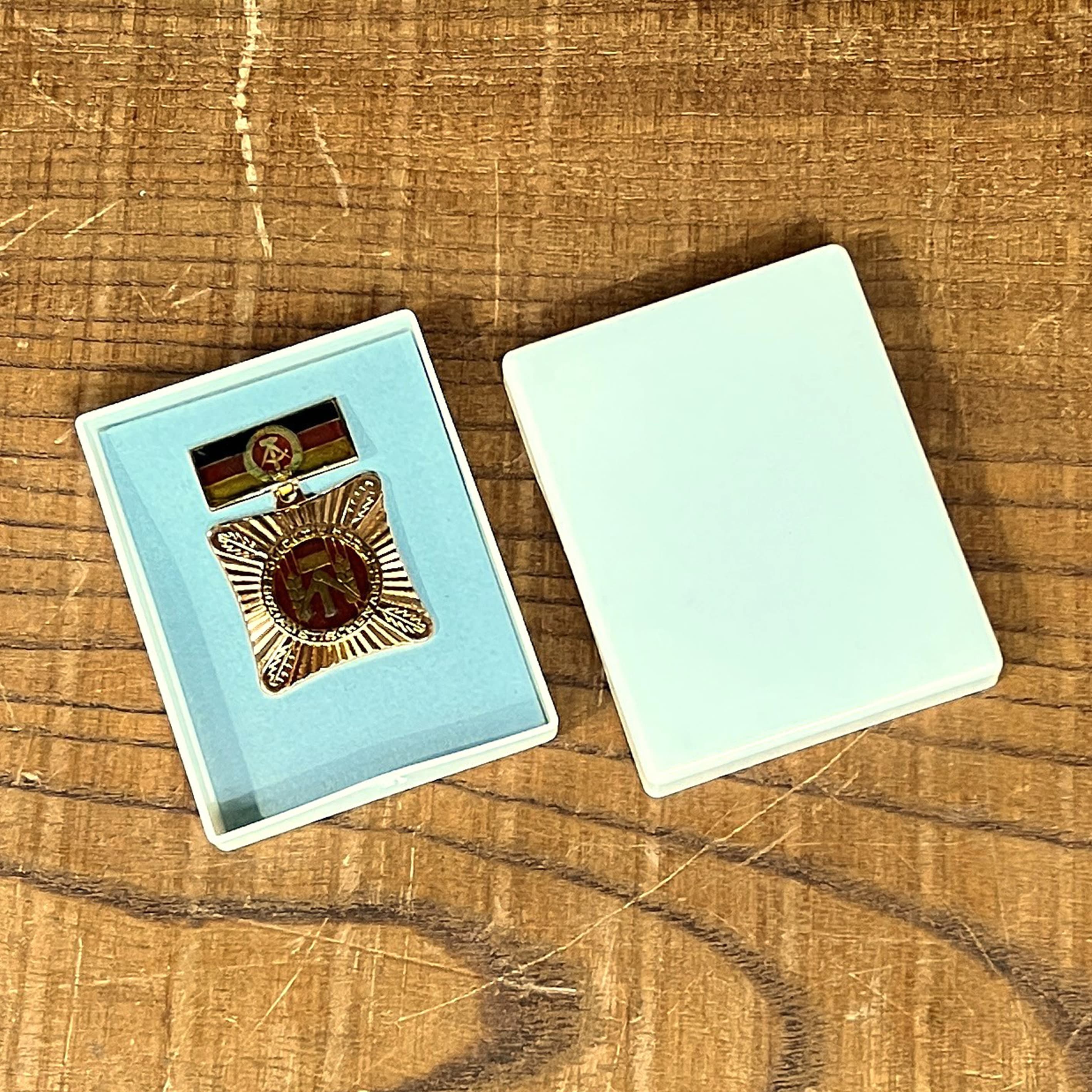 東ドイツ放出品 社会主義労働集団優秀バッジ 勲章 | ミリタリー