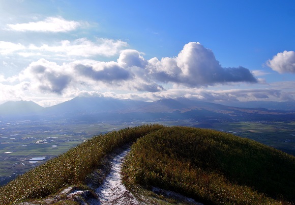 絶景】阿蘇『ラピュタの道』はまさに天空への道だった | ロケット