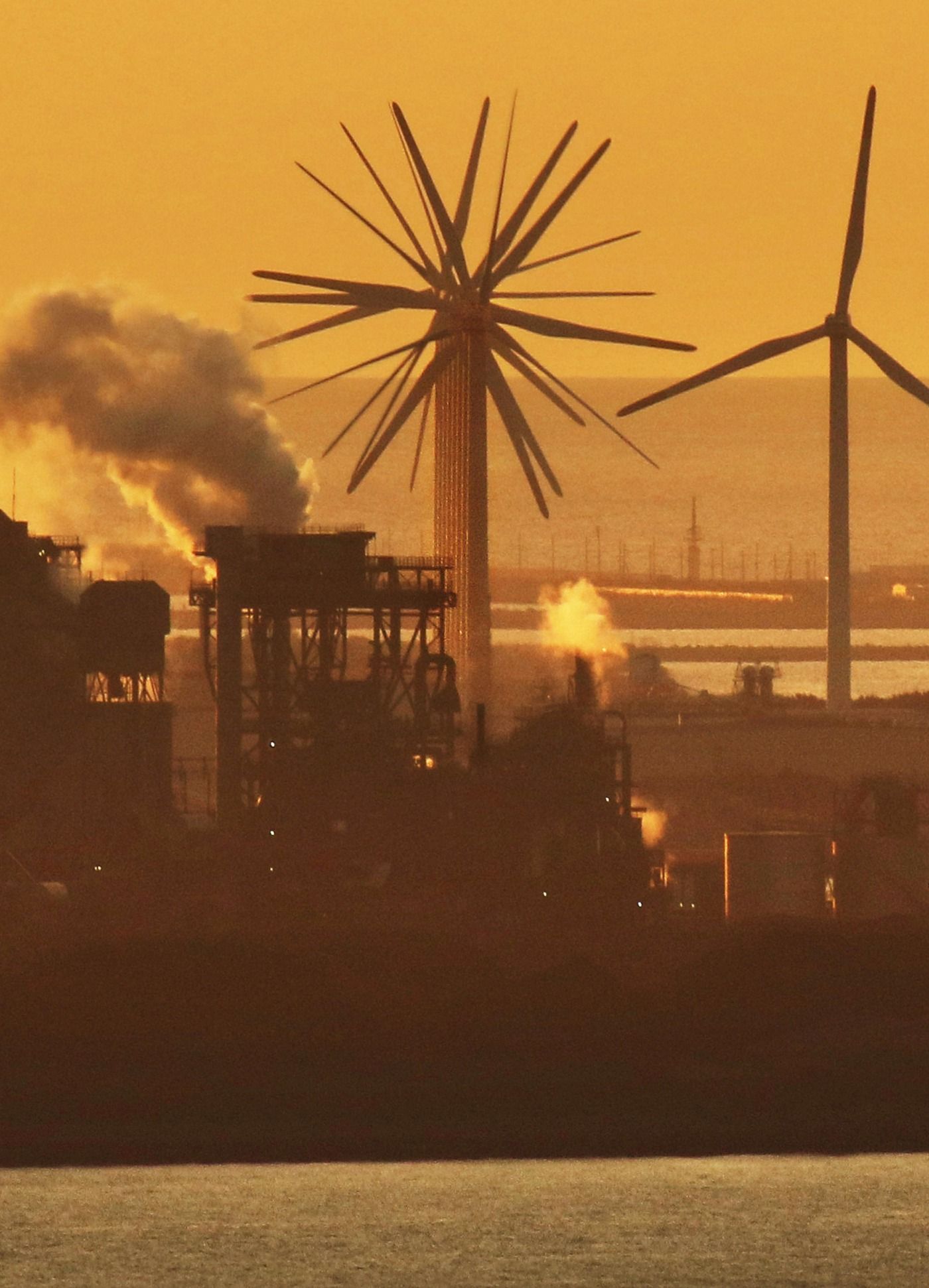 若松の臨海地区にそびえ立つ「千手観音」 風力発電施設の巨大風車群