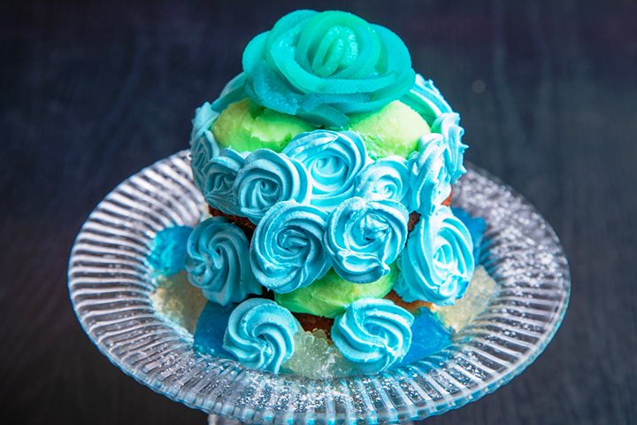 アリスブルーやチェシャ猫ピンクなど、不思議の国のメニューが色の魔法