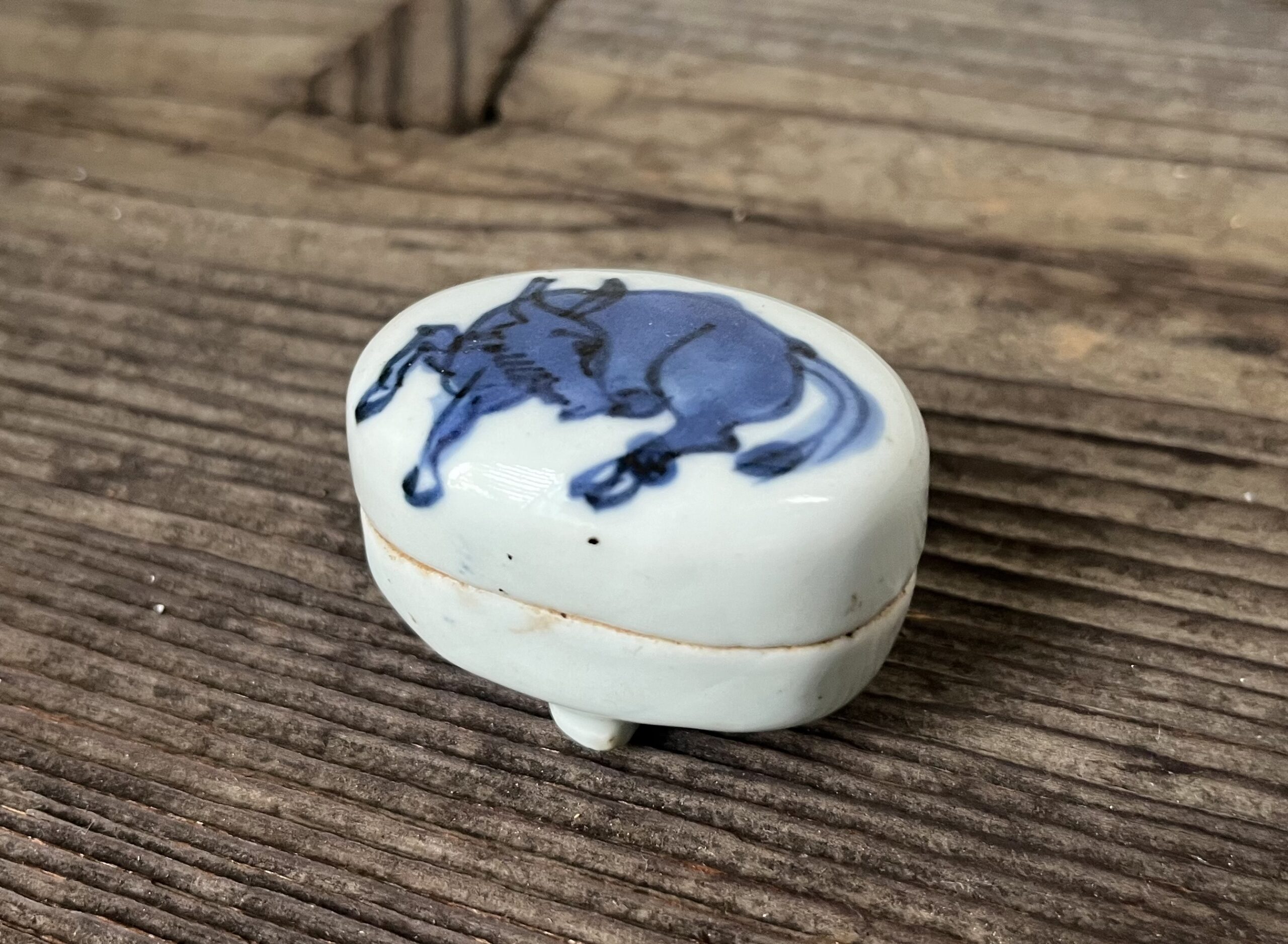 骨董水妖｜染付葛籠牛香合